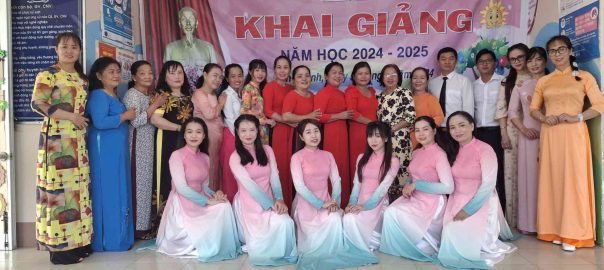 hinh khai giảng 24-25